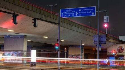 Auf der A100-Brücke über die Mecklenburgische Straße gibt es seit einigen Monaten Einschränkungen. (Archivbild)