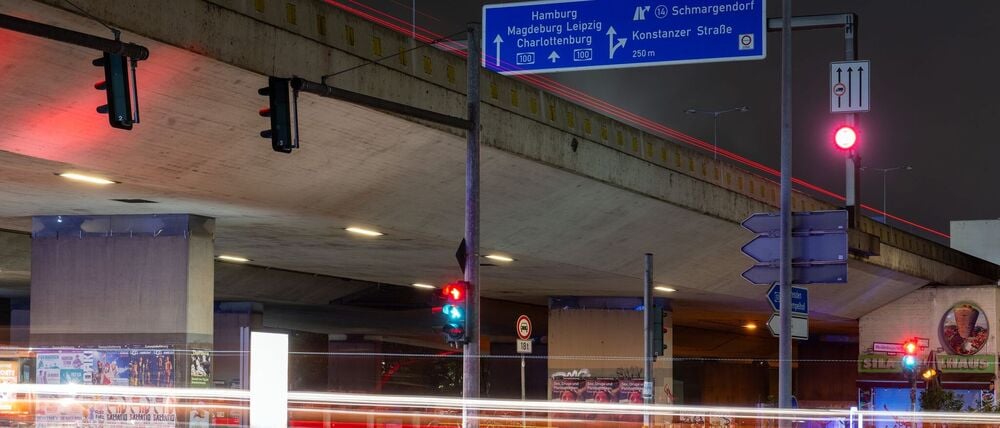Auf der A100-Brücke über die Mecklenburgische Straße gibt es seit einigen Monaten Einschränkungen. (Archivbild)