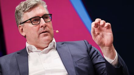 Eintracht-Boss Axel Hellmann: Wegen der Frauen-Bundesliga auf Konfrontationskurs mit dem DFB.