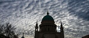 Das Wochenende wird in Berlin und Brandenburg vor allem bewölkt sein. (Symbolbild)