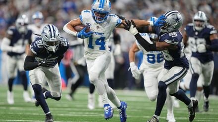 St. Brown (Mitte) gab nach seiner Knöchelverletzung unerwartet früh sein Comeback.