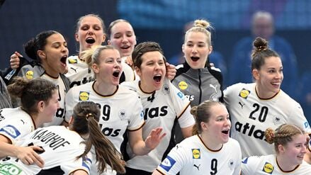 Der Medaillen-Traum lebt: Das DHB-Team steht im Viertelfinale. 