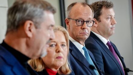 Markus Söder (l-r), CSU-Vorsitzender und Ministerpräsident von Bayern, Bärbel Bas (SPD), Bundesministerin für Arbeit und Soziales und SPD-Parteivorsitzende, Bundeskanzler Friedrich Merz (CDU), und Lars Klingbeil (SPD), Bundesminister der Finanzen, Vizekanzler und SPD-Bundesvorsitzender.