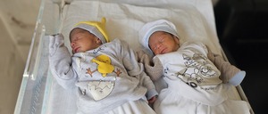 Die Zwillinge Ahmed und Mustafa gehören zu den wenigen Babys in Nordwestsyrien, die noch eine sichere Geburt im Krankenhaus erleben konnten. Viele andere Kinder kommen inzwischen unter gefährlichen Bedingungen auf der Straße oder vor Kliniktüren zur Welt. Freie Verwendung bei Nennung der Fotografin // Weiterer Text über ots und www.presseportal.de/nr/6745 / Die Verwendung dieses Bildes für redaktionelle Zwecke ist unter Beachtung aller mitgeteilten Nutzungsbedingungen zulässig und dann auch honorarfrei. Veröffentlichung ausschließlich mit Bildrechte-Hinweis.