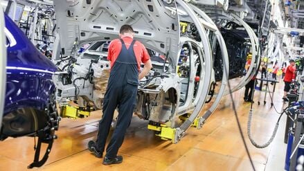 Sachsen, Leipzig: Mitarbeiter in der Autoindustrie.