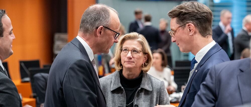 Berlin: Bundeskanzler Friedrich Merz (CDU, l-r) spricht mit Anke Rehlinger (SPD), Ministerpräsidentin des Saarlands, und Hendrik Wüst (CDU), Ministerpräsident von Nordrhein-Westfalen, vor der Ministerpräsidentenkonferenz mit den Beratungen der Länderchefs. 