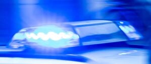 Ein Streifenwagen der Polizei ist mit Blaulicht im Einsatz.