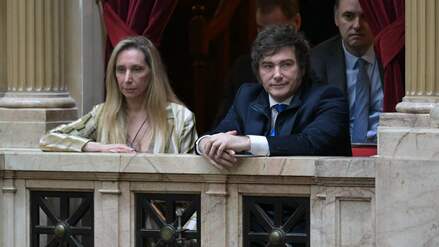 Der argentinische Präsident Javier Milei (rechts), die argentinische Generalsekretärin der Präsidentschaft Karina Milei (links) und der argentinische Kabinettschef und Sprecher Manuel Adorni (rechts hinten) nehmen am 3. Dezember 2025 an der Vereidigungszeremonie im Abgeordnetenhaus des argentinischen Kongresses teil. 