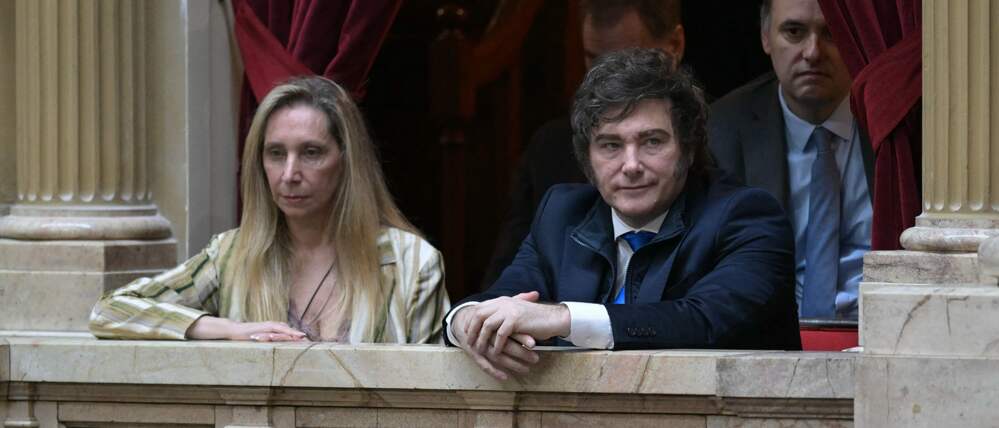 Der argentinische Präsident Javier Milei (rechts), die argentinische Generalsekretärin der Präsidentschaft Karina Milei (links) und der argentinische Kabinettschef und Sprecher Manuel Adorni (rechts hinten) nehmen am 3. Dezember 2025 an der Vereidigungszeremonie im Abgeordnetenhaus des argentinischen Kongresses teil.