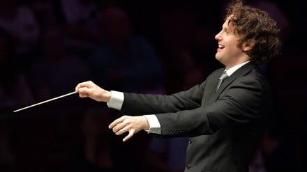 Nicholas Collon wird den Eröffnungsabend des „Musikfest Berlin 2026“ dirigieren.