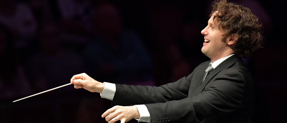 Nicholas Collon wird den Eröffnungsabend des „Musikfest Berlin 2026“ dirigieren. 