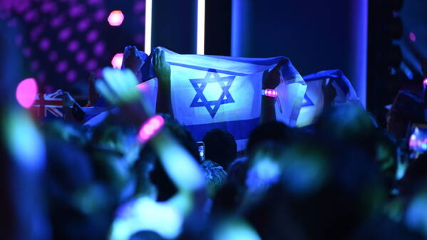 Eine Israel Flagge im Publiklum des Eurovision Song Contest ESC in der St. Jakobshalle, in Basel, am 14. Mai 2025.