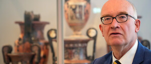 Andreas Scholl, Direktor der Antikensammlung, hier zu sehen während einer Pressekonferenz zur Rückgabe von antiken Prachtvasen an Italien. 