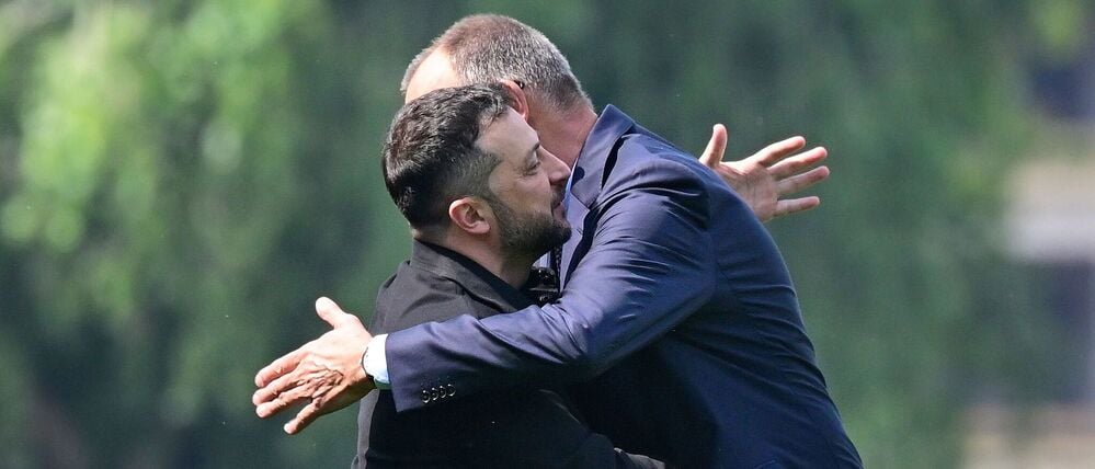 Bundeskanzler Friedrich Merz (r, CDU) begrüßt Wolodymyr Selenskyj, Präsident der Ukraine, bei dessen Ankunft im Garten des Bundeskanzleramtes in Berlin. 