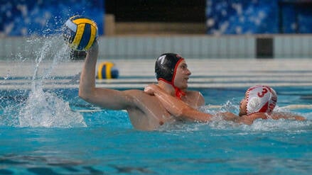 Spandau 04 (links Nikola Kojic im Spiel gegen Savona) hat im Euro Cup keine Chance mehr aufs Weiterkommen. 