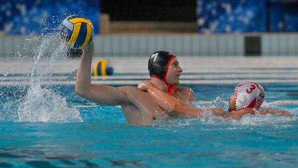 Spandau 04 (links Nikola Kojic im Spiel gegen Savona) hat im Euro Cup keine Chance mehr aufs Weiterkommen. 