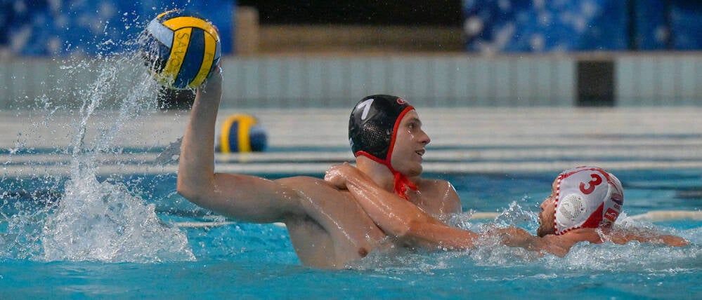 Spandau 04 (links Nikola Kojic im Spiel gegen Savona) hat im Euro Cup keine Chance mehr aufs Weiterkommen. 