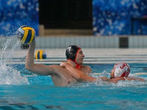 Spandau 04 (links Nikola Kojic im Spiel gegen Savona) hat im Euro Cup keine Chance mehr aufs Weiterkommen. 