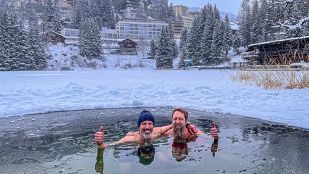 Frieren schweißt zusammen: Der Autor (rechts) beim Versuch, sich abzuhärten.