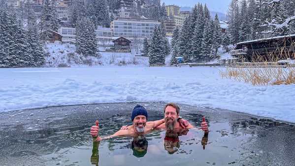 Frieren schweißt zusammen: Der Autor (rechts) beim Versuch, sich abzuhärten.