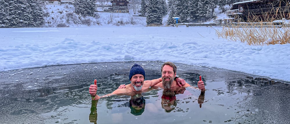 Frieren schweißt zusammen: Der Autor (rechts) beim Versuch, sich abzuhärten.