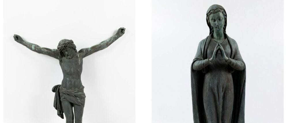 Die Berliner Polizei bittet um Hilfe bei der Suche nach der Herkunft der Objekte. Möglicherweise stammen sie von Friedhöfen und wurden von dort gestohlen.