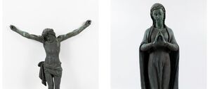 Die Berliner Polizei bittet um Hilfe bei der Suche nach der Herkunft der Objekte. Möglicherweise stammen sie von Friedhöfen und wurden von dort gestohlen.