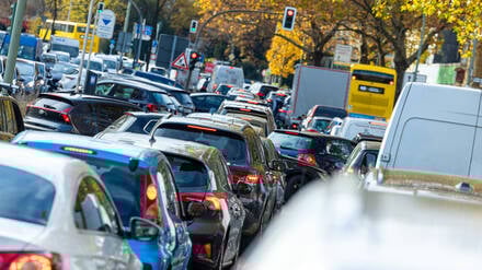 Stau auf dem Kurfürstendamm in Berlin.