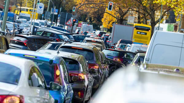 Stau auf dem Kurfürstendamm in Berlin (Symbolbild).