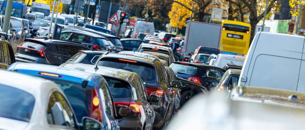 Stau auf dem Kurfürstendamm in Berlin.