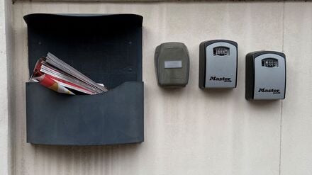 Italien, Rom: An einer Hauswand in Italien hängen Schlüsselkästen für Wohnungen, die über Internet-Plattformen wie Airbnb vermietet werden. 