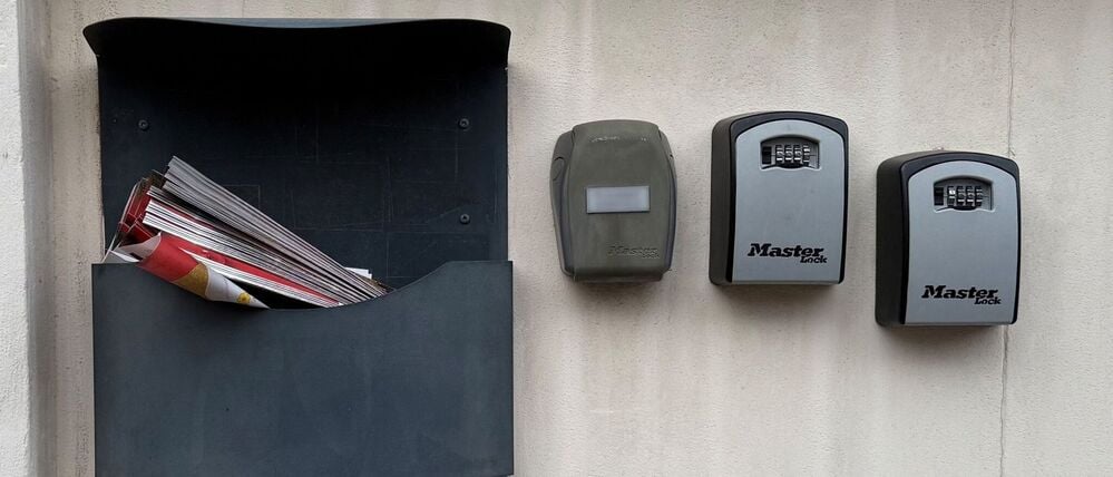 Italien, Rom: An einer Hauswand in Italien hängen Schlüsselkästen für Wohnungen, die über Internet-Plattformen wie Airbnb vermietet werden. 