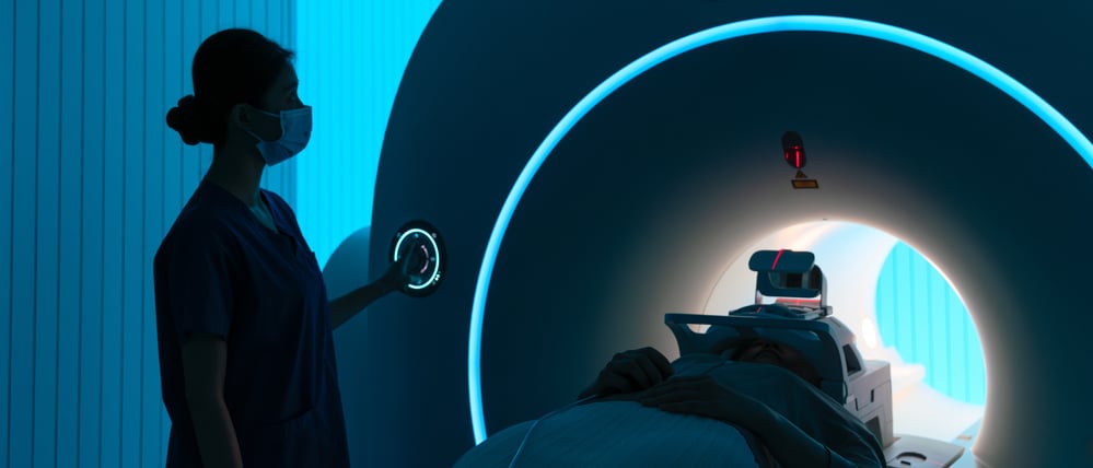 Patientinnen und Patienten mit Rückenschmerzen wünschen, mit der Kernspintomografie untersucht zu werden. Das ist aber nicht immer hilfreich.