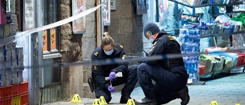 Schwedische Polizisten sind an einem Tatort im Einsatz, an dem ein 13-Jähriger ermordet worden ist. Der Junge war rücksichtsloser Gang-Gewalt ausgesetzt: Milo wurde in den Kopf geschossen. (Archibild)