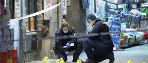 Schwedische Polizisten sind an einem Tatort im Einsatz, an dem ein 13-Jähriger ermordet worden ist. Der Junge war rücksichtsloser Gang-Gewalt ausgesetzt: Milo wurde in den Kopf geschossen. (Archibild)