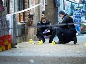 Schwedische Polizisten sind an einem Tatort im Einsatz, an dem ein 13-Jähriger ermordet worden ist. Der Junge war rücksichtsloser Gang-Gewalt ausgesetzt: Milo wurde in den Kopf geschossen. (Archibild)