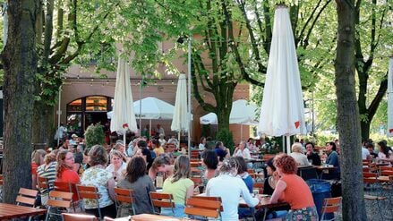 Gäste sitzen im Biergarten „Luise“ in Berlin-Dahlem.