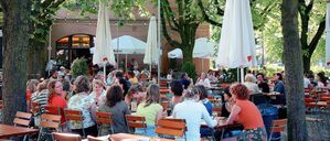 Gäste sitzen im Biergarten „Luise“ in Berlin-Dahlem.