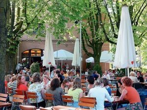 Gäste sitzen im Biergarten „Luise“ in Berlin-Dahlem.
