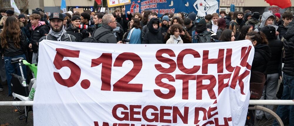 Mehr als tausend Schüler und andere Menschen demonstrieren in Berlin-Kreuzberg gegen einen Wehrdienst. 
