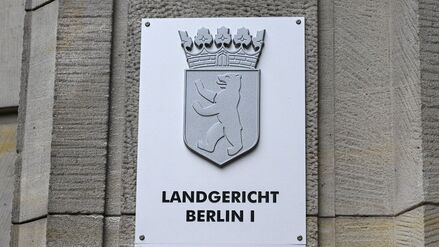 Nach einem Angriff auf einen 17-Jährigen muss sich ein 26-Jähriger unter anderem wegen Geiselnahme und gefährlicher Körperverletzung verantworten. (Symbolbild)