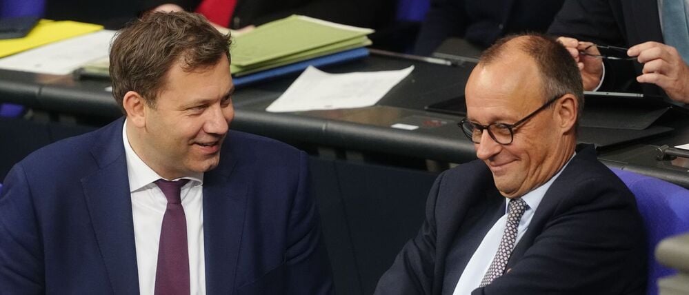 Lars Klingbeil (SPD, l), Bundesminister der Finanzen, spricht mit Bundeskanzler Friedrich Merz (CDU) während der Sitzung des Bundestags. Thema ist die Rentenreform. 