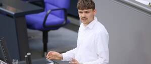 Luke Hoß (Die Linke), jüngster Bundestagsabgeordneter, bei einer Rede im Plenarsaal.