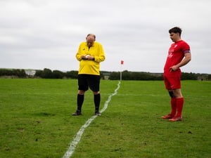 Eine Minute bis zum Anpfiff in der kleinsten Fußballliga der Welt auf den Scilly-Inseln. 
