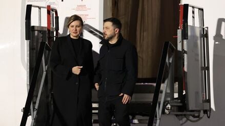 Der ukrainische Präsident Wolodymyr Selenskyj und seine Frau Olena Selenska kommen am Flughafen Dublin zu seinem Besuch in Irland an.