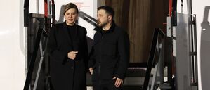 Der ukrainische Präsident Wolodymyr Selenskyj und seine Frau Olena Selenska kommen am Flughafen Dublin zu seinem Besuch in Irland an. 