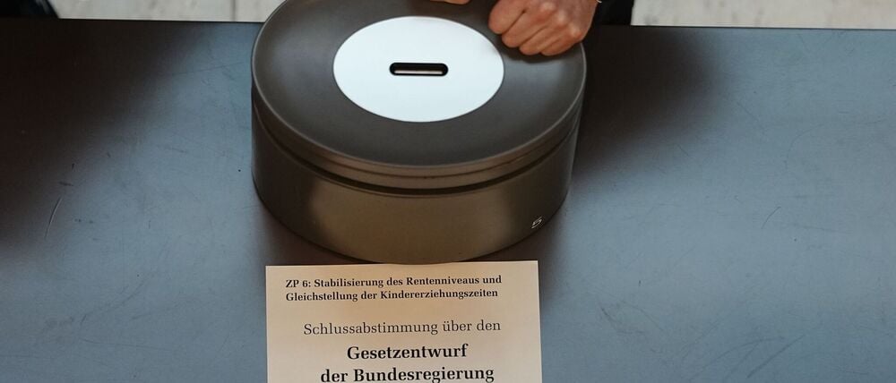 Drei Optionen hatten die Bundestagsabgeordneten bei ihrer Entscheidung über das Rentengesetz: Ja - Nein - Enthaltung.