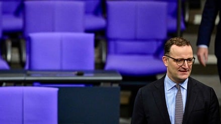 Der Fraktionsvorsitzende der Christlich-Demokratischen Union (CDU) Jens Spahn kommt am 5. Dezember 2025 zu einer Sitzung des Bundestages.