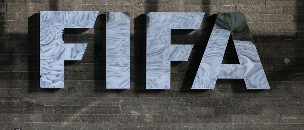 Das FIFA-Logo an der Fassade des FIFA-Hauptsitz vor der Auslosungszeremonie für die Fußball-Weltmeisterschaft 2026 Qualifikation.