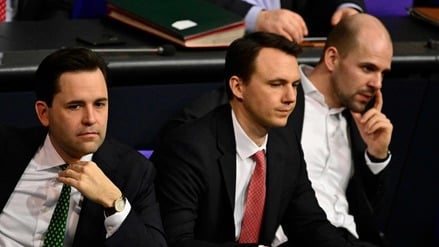 (v. l. n. r.) Johannes Winkel, Vorsitzender der Jugendorganisation „Junge Union“ (JU) der Christlich-Demokratischen Union (CDU), und die JU-Mitglieder Pascal Reddig und Marvin Schulz nehmen am 5. Dezember 2025 an einer Plenarsitzung im Bundestag teil.